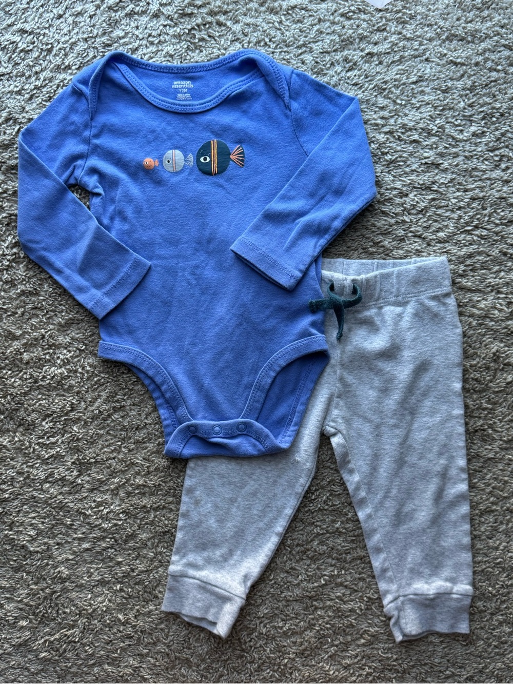 Amazon Essentials Baby Boy 12M Fish Bodysuit & Jogger Pants Set